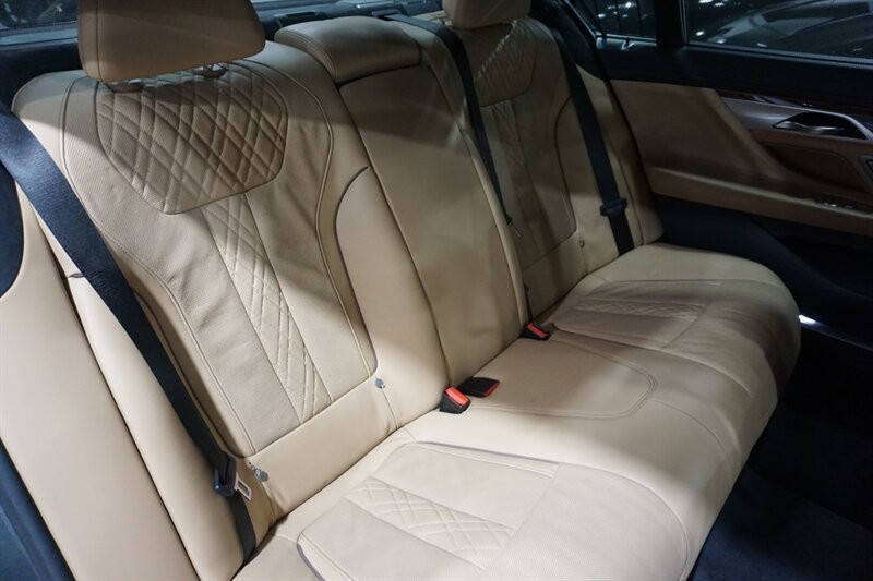 BMW 750i Vehicle Full-screen Gallery Image 33