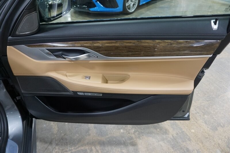 BMW 750i Vehicle Full-screen Gallery Image 34