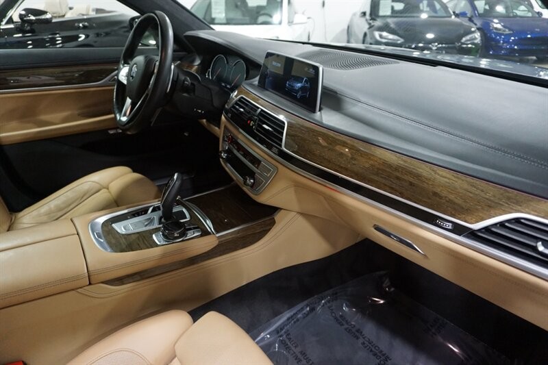 BMW 750i Vehicle Full-screen Gallery Image 35