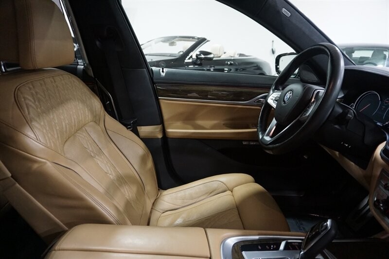 BMW 750i Vehicle Full-screen Gallery Image 36