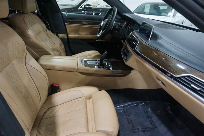 BMW 750i Vehicle Full-screen Gallery Image 37