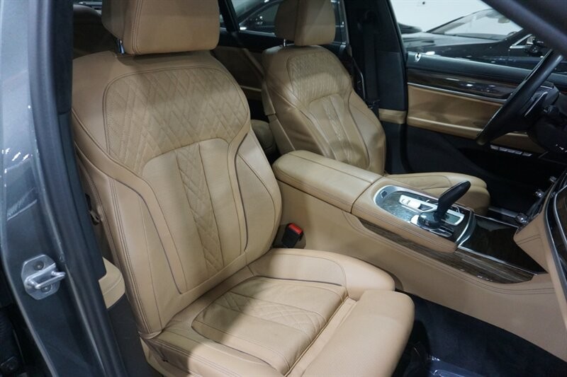 BMW 750i Vehicle Full-screen Gallery Image 38