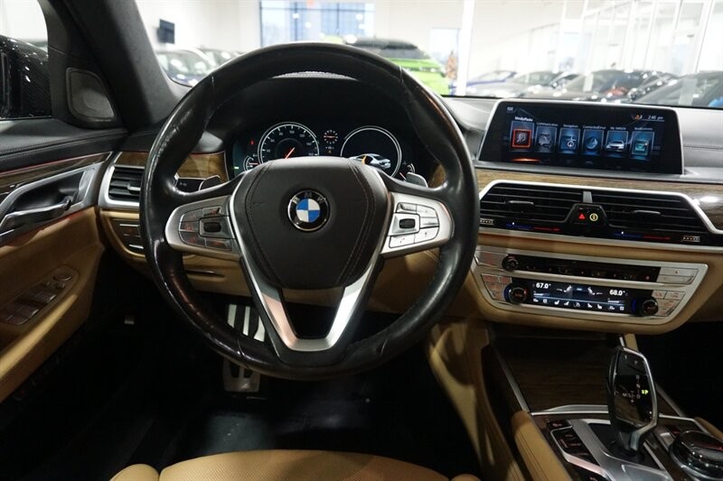 BMW 750i Vehicle Full-screen Gallery Image 39