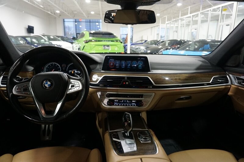 BMW 750i Vehicle Full-screen Gallery Image 40