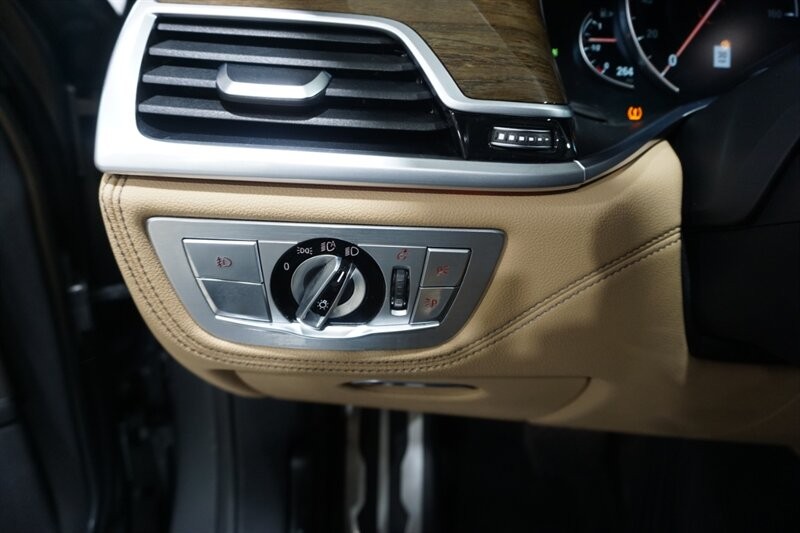 BMW 750i Vehicle Full-screen Gallery Image 41