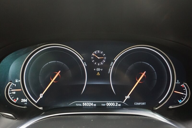 BMW 750i Vehicle Full-screen Gallery Image 42