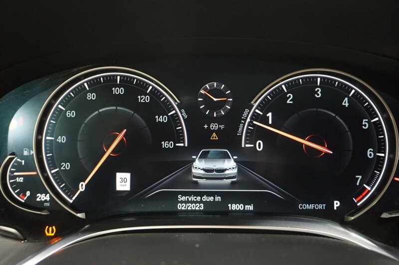 BMW 750i Vehicle Full-screen Gallery Image 43