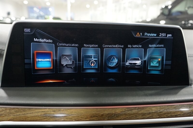 BMW 750i Vehicle Full-screen Gallery Image 44