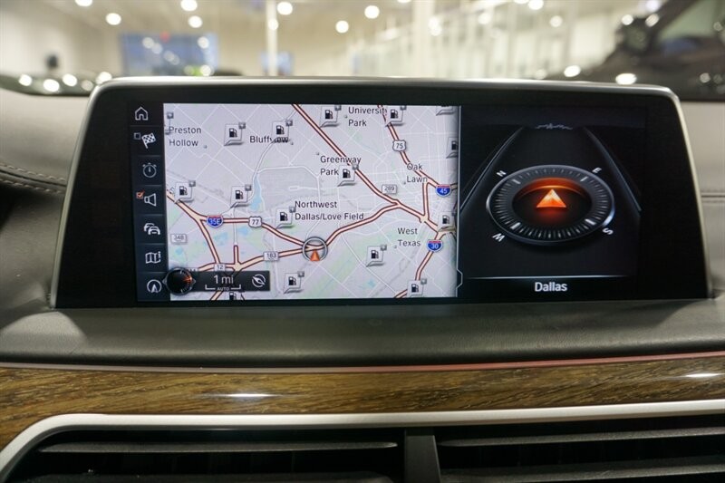 BMW 750i Vehicle Full-screen Gallery Image 45