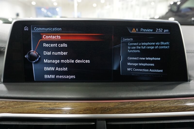 BMW 750i Vehicle Full-screen Gallery Image 46