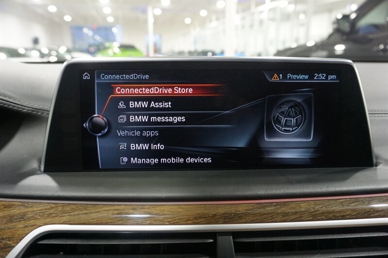 BMW 750i Vehicle Full-screen Gallery Image 47