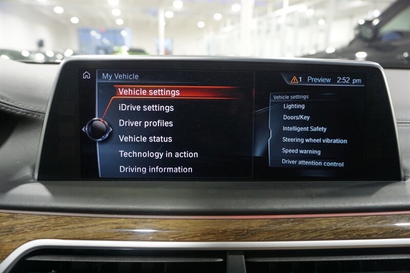 BMW 750i Vehicle Full-screen Gallery Image 48