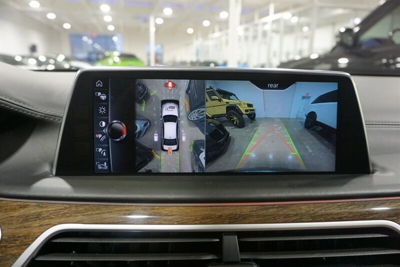 BMW 750i Vehicle Full-screen Gallery Image 49