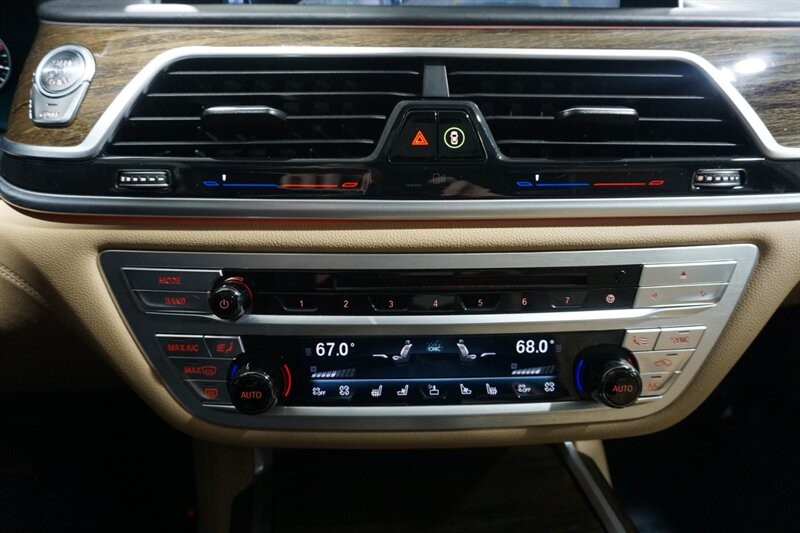 BMW 750i Vehicle Full-screen Gallery Image 50