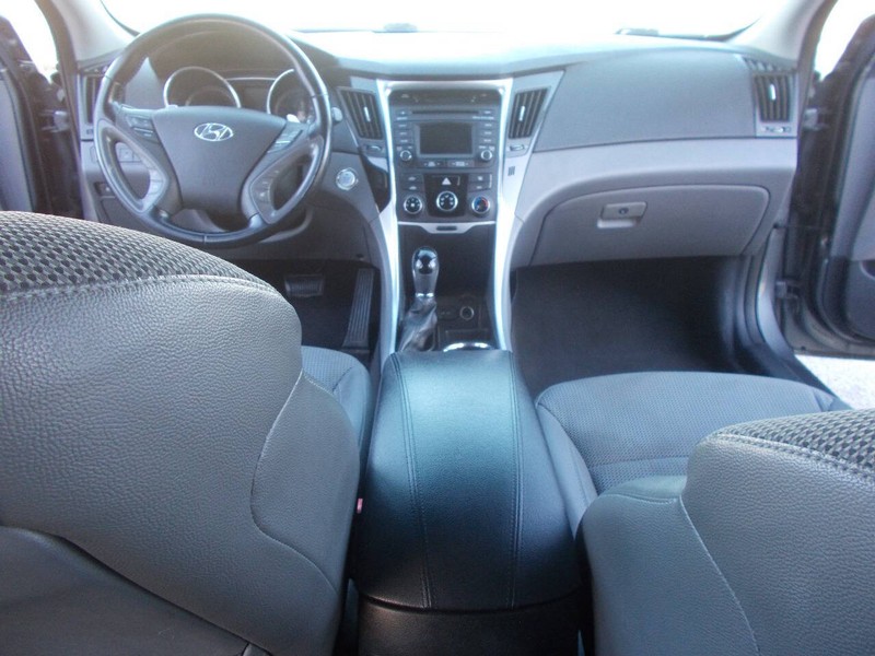 Hyundai Sonata Vehicle Full-screen Gallery Image 02