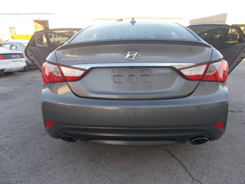 Hyundai Sonata Vehicle Full-screen Gallery Image 03