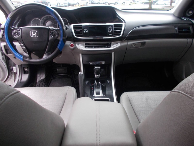 Honda Accord Sedan Vehicle Full-screen Gallery Image 02