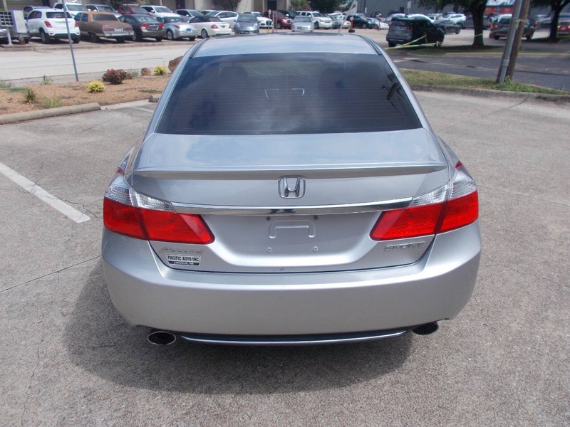 Honda Accord Sedan Vehicle Full-screen Gallery Image 03