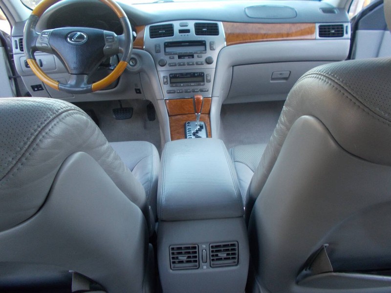 Lexus ES 330 Vehicle Full-screen Gallery Image 02