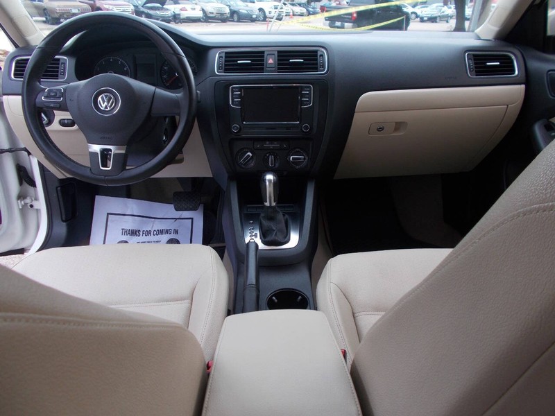 Volkswagen Jetta Sedan Vehicle Full-screen Gallery Image 02