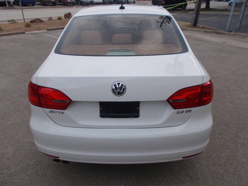 Volkswagen Jetta Sedan Vehicle Full-screen Gallery Image 03