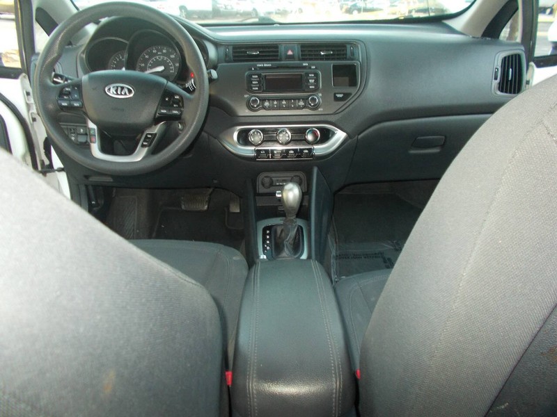 Kia Rio Vehicle Full-screen Gallery Image 02