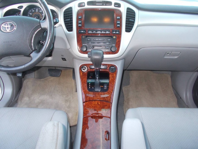 Toyota Highlander Vehicle Full-screen Gallery Image 02