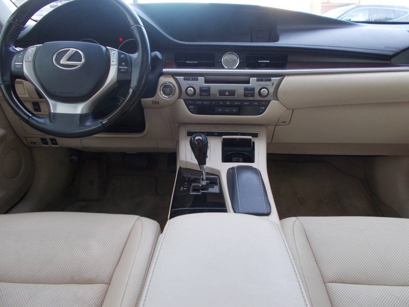 Lexus ES 350 Vehicle Full-screen Gallery Image 02