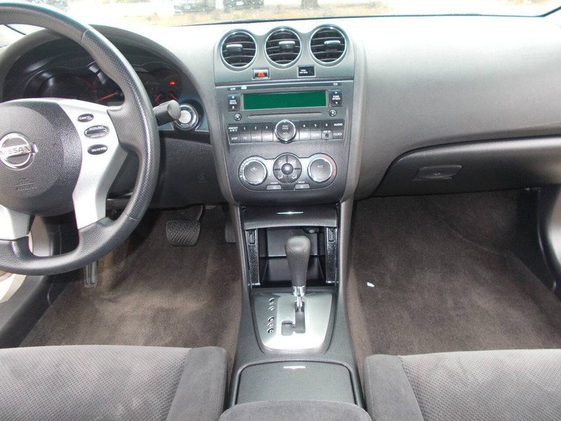 Nissan Altima Vehicle Full-screen Gallery Image 02