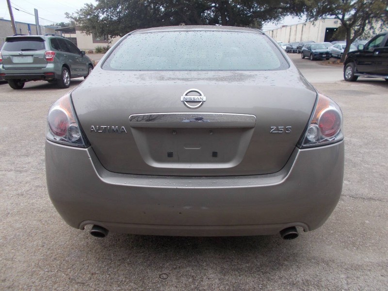 Nissan Altima Vehicle Full-screen Gallery Image 03