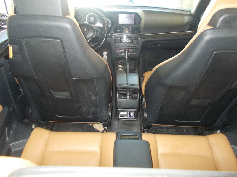 Mercedes-Benz E-Class Vehicle Full-screen Gallery Image 02