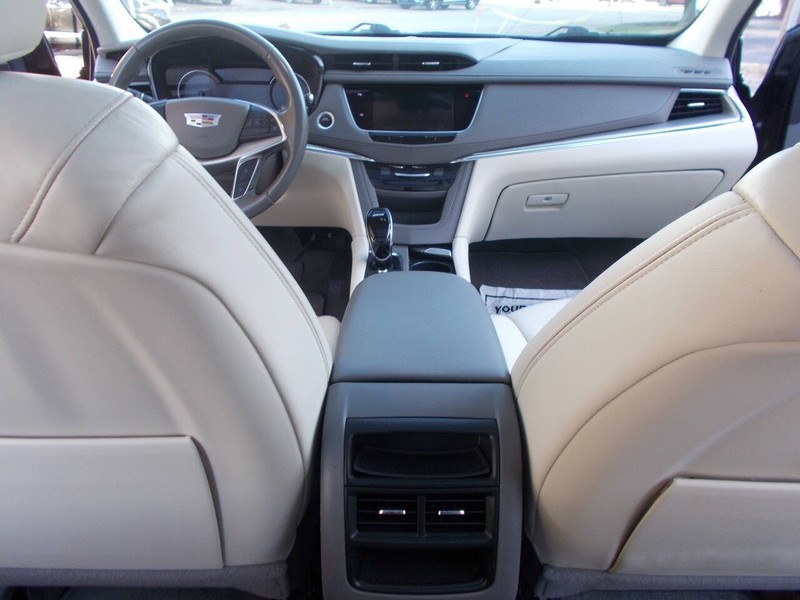 Cadillac XT5 Vehicle Full-screen Gallery Image 02