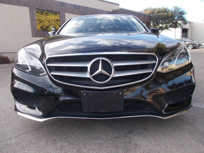 Mercedes-Benz E-Class Vehicle Full-screen Gallery Image 01