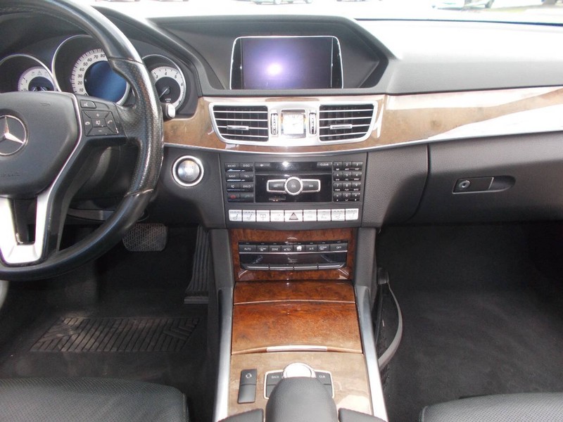 Mercedes-Benz E-Class Vehicle Full-screen Gallery Image 02