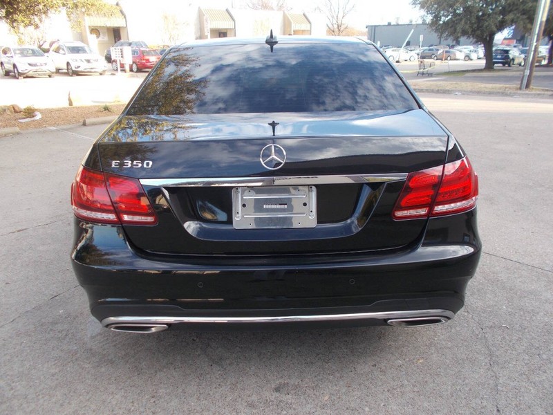 Mercedes-Benz E-Class Vehicle Full-screen Gallery Image 03