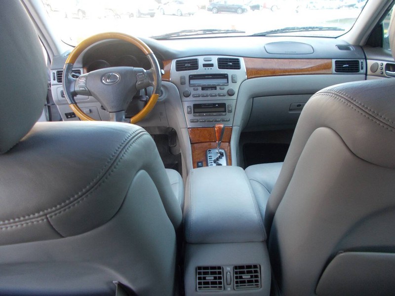 Lexus ES 330 Vehicle Full-screen Gallery Image 02