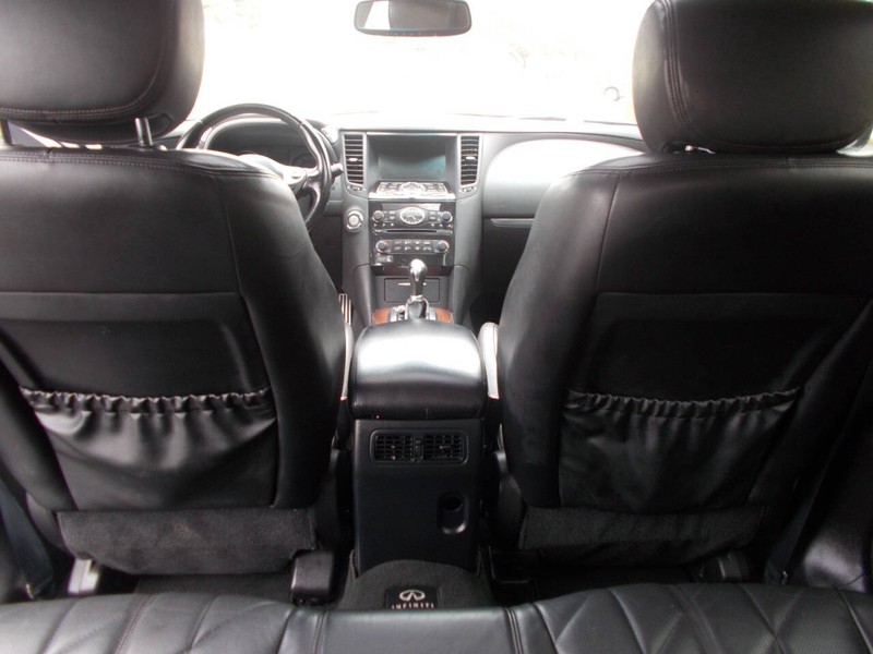 INFINITI FX35 Vehicle Full-screen Gallery Image 02