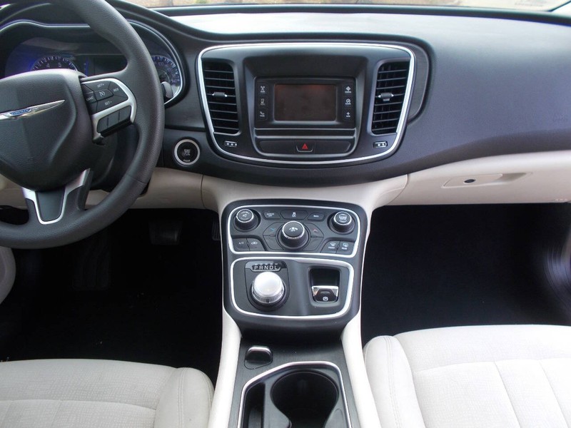 Chrysler 200 Vehicle Full-screen Gallery Image 02