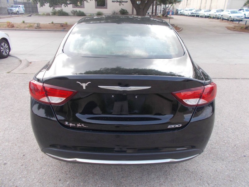 Chrysler 200 Vehicle Full-screen Gallery Image 03