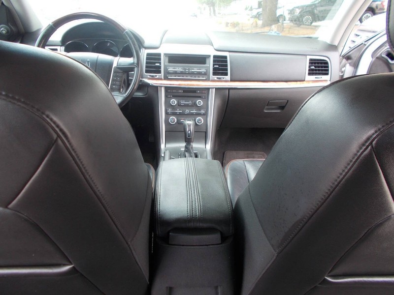Lincoln MKZ Vehicle Full-screen Gallery Image 02