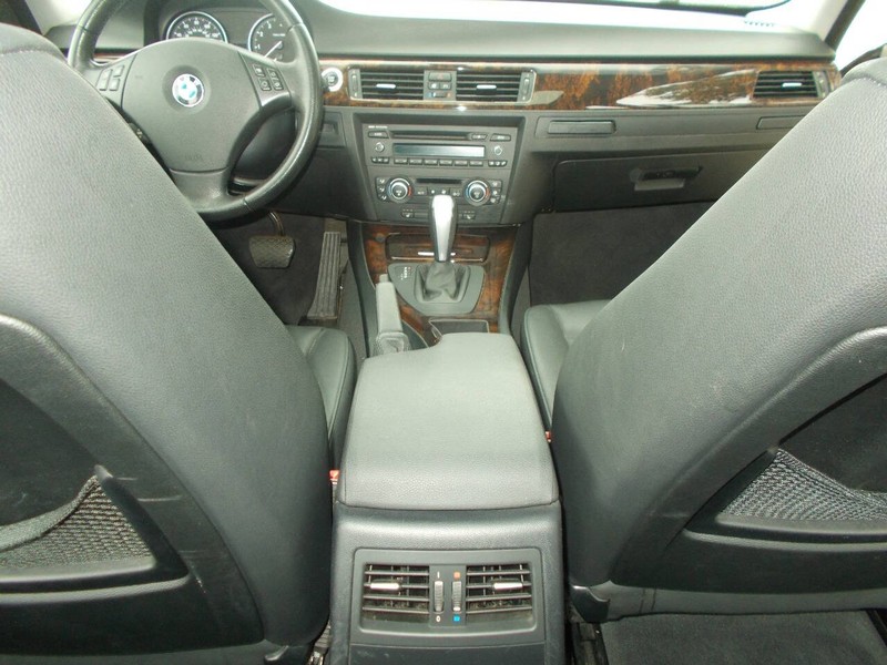 BMW 3 Series Vehicle Full-screen Gallery Image 02