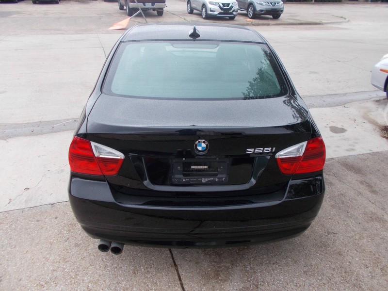 BMW 3 Series Vehicle Full-screen Gallery Image 03