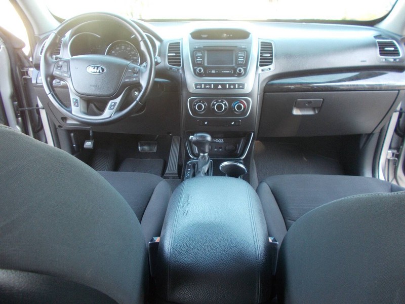 Kia Sorento Vehicle Full-screen Gallery Image 02
