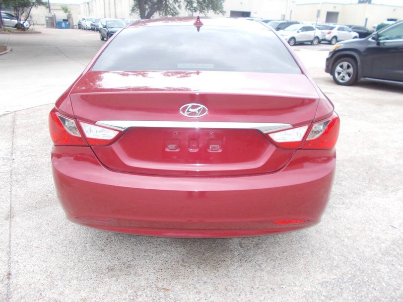 Hyundai Sonata Vehicle Full-screen Gallery Image 03
