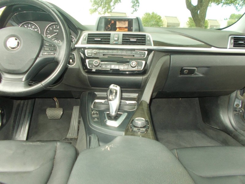 BMW 3 Series Vehicle Full-screen Gallery Image 02