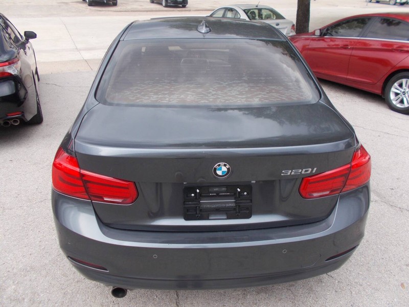 BMW 3 Series Vehicle Full-screen Gallery Image 03