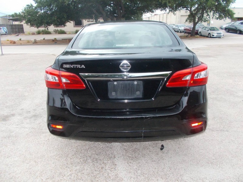 Nissan Sentra Vehicle Full-screen Gallery Image 03