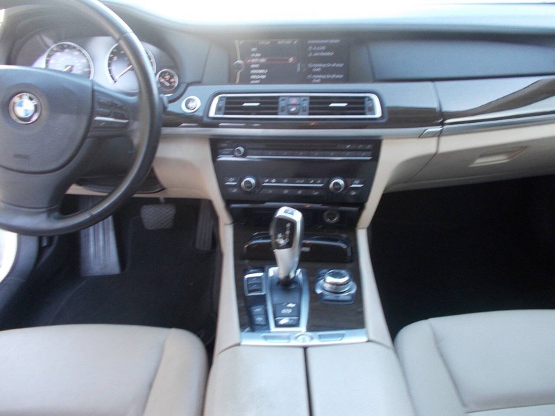 BMW 7 Series Vehicle Full-screen Gallery Image 02