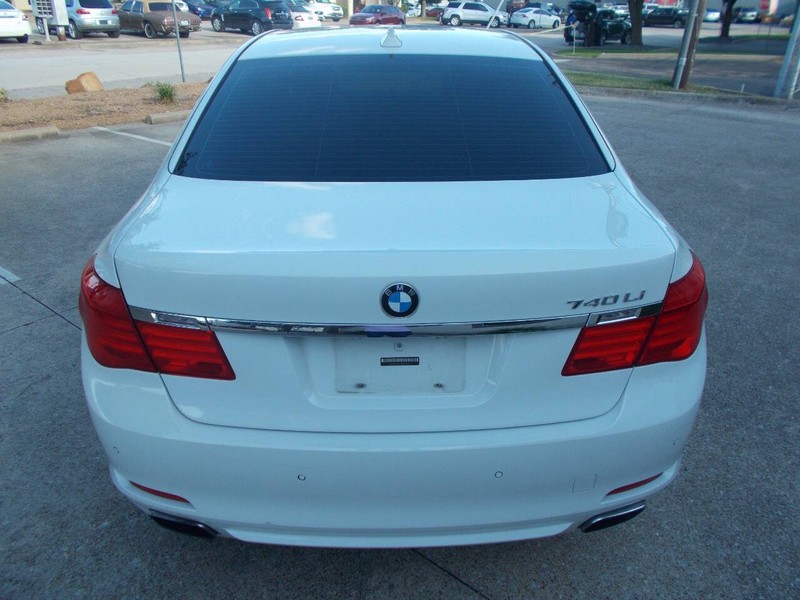 BMW 7 Series Vehicle Full-screen Gallery Image 03