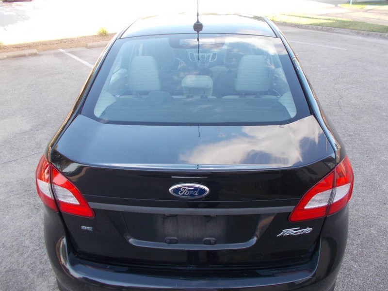 Ford Fiesta Sedan Vehicle Full-screen Gallery Image 03